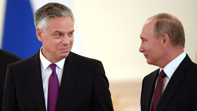 Владимир Путин и чрезвычайный и полномочный посол США Джон Мид Хантсман на церемонии вручения верительных грамот послов иностранных государств в Александровском зале в Кремле. 3 октября 2017 Владимир Путин и чрезвычайный и полномочный посол США Джон Мид Хантсман на церемонии вручения верительных грамот послов иностранных государств в Александровском зале в Кремле. 3 октября 2017