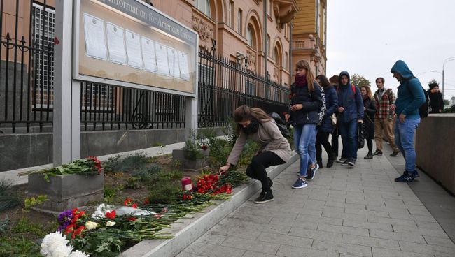 Люди возлагают цветы к посольству США в Москве в память о погибших в результате стрельбы в Лас-Вегасе Люди возлагают цветы к посольству США в Москве в память о погибших в результате стрельбы в Лас-Вегасе