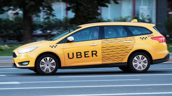 Автомобиль службы Uber на улице Москвы. Архивное фото