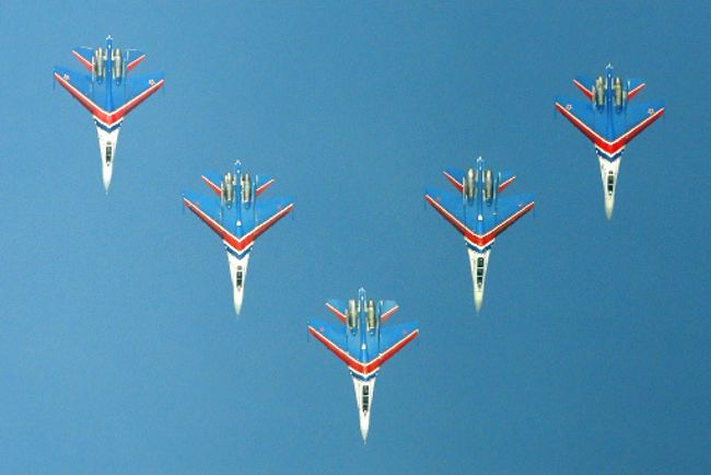 Пилотажная группа Русские Витязи на самолетах Су-27. Тренировочные полеты пилотажных групп ВВС, посвященные Дню Военно-воздушных сил. Пилотажная группа Русские Витязи на самолетах Су-27. Тренировочные полеты пилотажных групп ВВС, посвященные Дню Военно-воздушных сил.