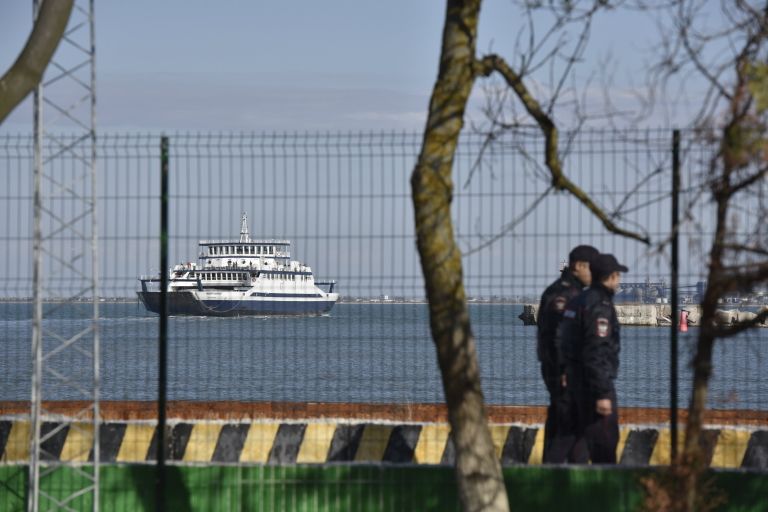 Полицейские на набережной в порту Керчь Керченской паромной переправы Полицейские на набережной в порту Керчь Керченской паромной переправы