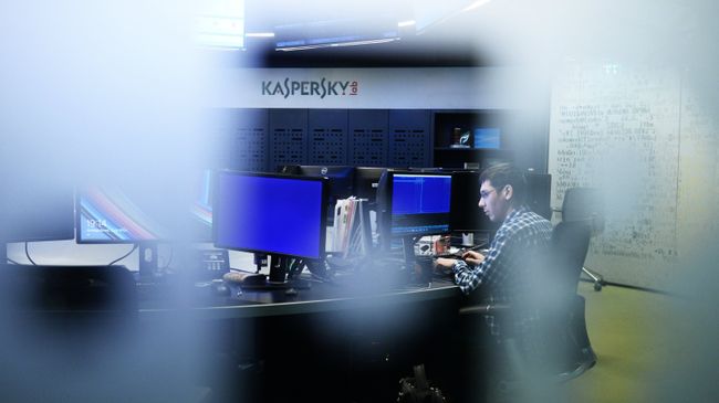 Сотрудник в офисе компании Лаборатория Касперского в Москве Сотрудник в офисе компании Лаборатория Касперского в Москве