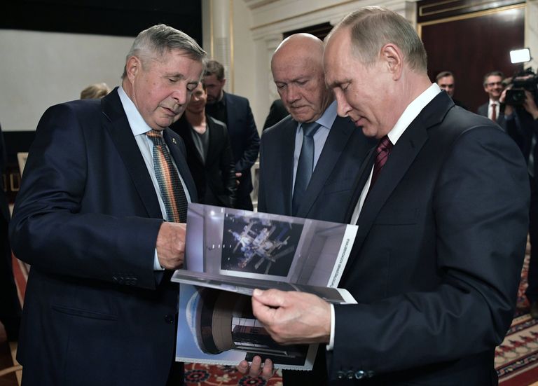 Владимир Путин во время встречи со съемочной группой фильма Салют-7. 3 октября 2017 Владимир Путин во время встречи со съемочной группой фильма Салют-7. 3 октября 2017