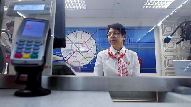 Кассир на одной из станций метро в Москве. Архивное фото Кассир на одной из станций метро в Москве. Архивное фото