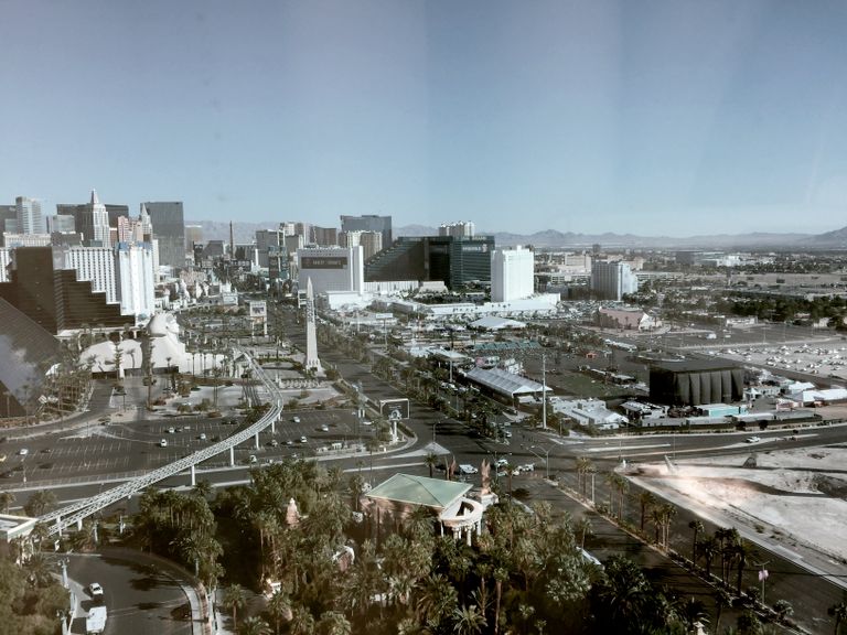 Вид из окна отеля Mandalay Bay на место концерта Вид из окна отеля Mandalay Bay на место концерта