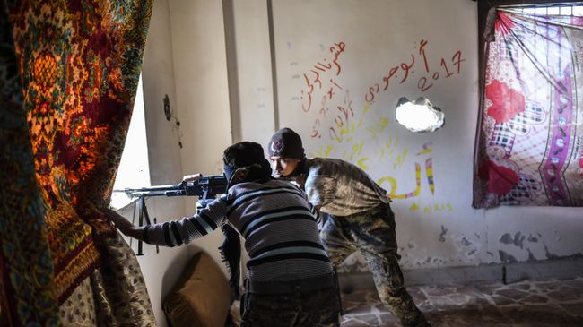 Члены Сирийских демократических сил (SDF), поддерживаемых спецслужбами США, в Ракке. Архивное фото Члены Сирийских демократических сил (SDF), поддерживаемых спецслужбами США, в Ракке. Архивное фото