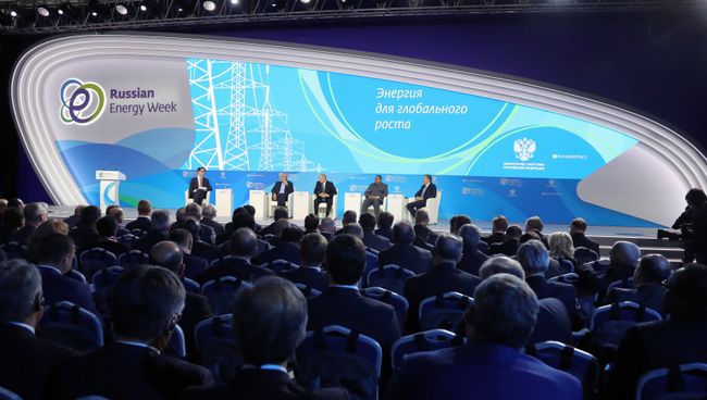 Владимир Путин выступает на пленарной сессии Энергия для глобального роста. 4 октября 2017 Владимир Путин выступает на пленарной сессии Энергия для глобального роста. 4 октября 2017