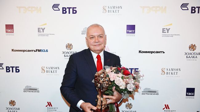 Генеральный директор МИА Россия сегодня Дмитрий Киселев, получивший премию в номинации Информационно-аналитическая итоговая программа за программу Вести недели на телеканале Россия, после церемонии награждения ТЭФИ - 2017 Генеральный директор МИА Россия сегодня Дмитрий Киселев, получивший премию в номинации Информационно-аналитическая итоговая программа за программу Вести недели на телеканале Россия, после церемонии награждения ТЭФИ - 2017