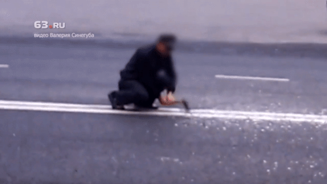 Мужчина рубит разметку gif