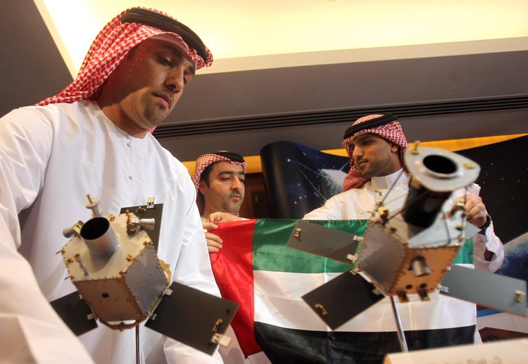Макет спутника DubaiSat-2 на пресс-конференции в Дубае Макет спутника DubaiSat-2 на пресс-конференции в Дубае