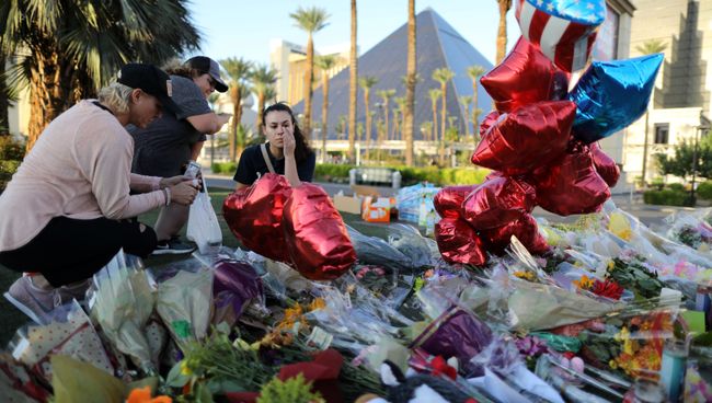 Цветы в память о жертвах расстрела людей у отеля-казино Mandalay Bay в Лас-Вегасе