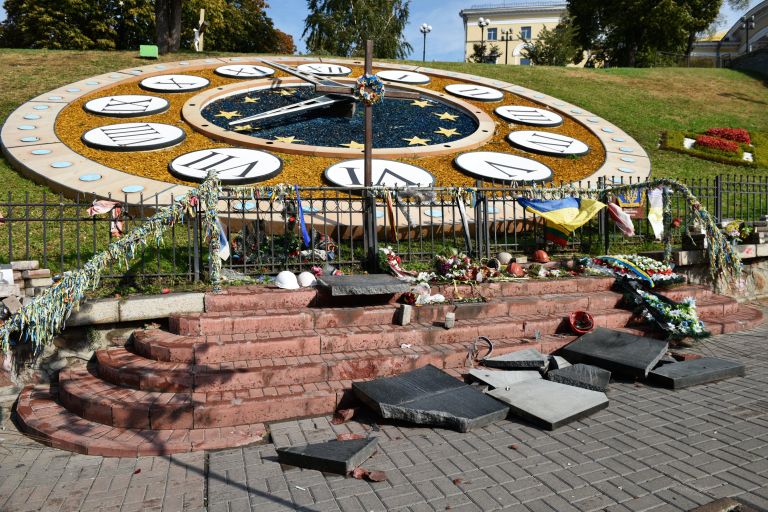 В Киеве разбили памятник погибшим во время акции Евромайдана В Киеве разбили памятник погибшим во время акции Евромайдана