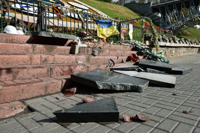 В Киеве разбили памятник погибшим во время акции Евромайдана В Киеве разбили памятник погибшим во время акции Евромайдана