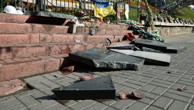 В Киеве разбили памятник погибшим во время акции Евромайдана В Киеве разбили памятник погибшим во время акции Евромайдана