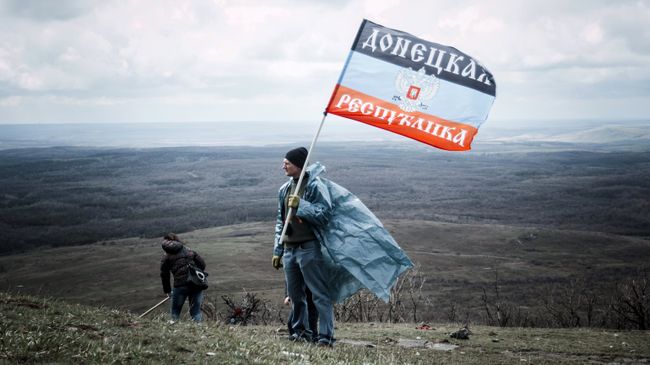 Житель ДНР с флагом. Архивное фото Житель ДНР с флагом. Архивное фото