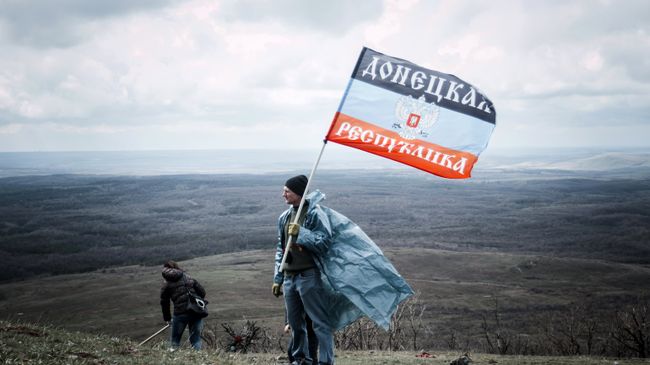 Житель ДНР с флагом. Архивное фото Житель ДНР с флагом. Архивное фото
