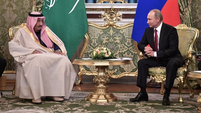 Президент РФ Владимир Путин и король Саудовской Аравии Сальман Бен Абдель Азиз Аль Сауд во время встречи. 5 октября 2017