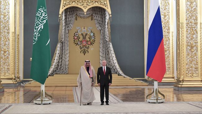 Президент РФ Владимир Путин и король Саудовской Аравии Сальман Бен Абдель Азиз Аль Сауд во время встречи. 5 октября 2017 Президент РФ Владимир Путин и король Саудовской Аравии Сальман Бен Абдель Азиз Аль Сауд во время встречи. 5 октября 2017