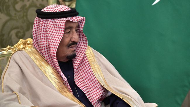 Король Саудовской Аравии Сальман Бен Абдель Азиз Аль Сауд во время встречи с президентом РФ Владимиром Путиным. 5 октября 2017 Король Саудовской Аравии Сальман Бен Абдель Азиз Аль Сауд во время встречи с президентом РФ Владимиром Путиным. 5 октября 2017