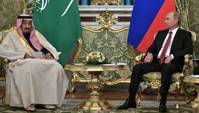 Президент РФ Владимир Путин и король Саудовской Аравии Сальман Бен Абдель Азиз Аль Сауд во время встречи. 5 октября 2017