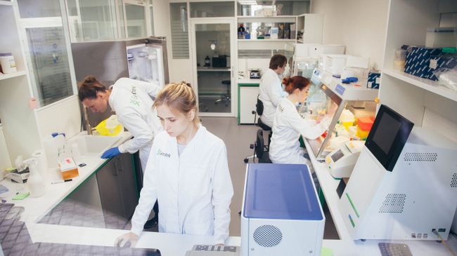 Специалисты компании Genotek в лабораториях компании в Москве Специалисты компании Genotek в лабораториях компании в Москве