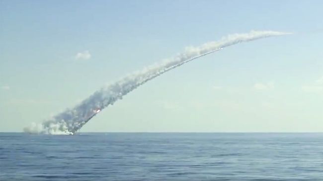 Запуск ракет Калибр с российских подлодок по объектам террористов в Сирии. Архивное фото Запуск ракет Калибр с российских подлодок по объектам террористов в Сирии. Архивное фото