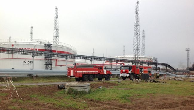 Пожарные машины на территории ПАО Лукойл Нижегороднефтеоргсинтез в Нижегородской области. 5 октября 2017