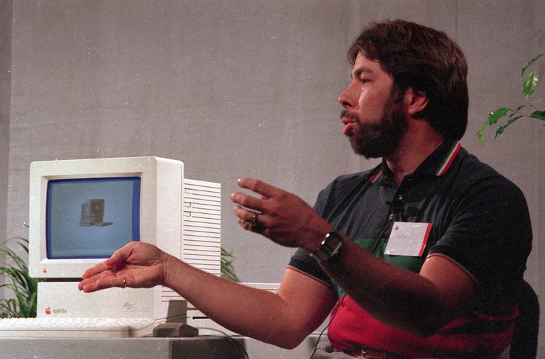 Стив Возняк возле компьютера Apple IIGS в Купертино, Калифорния. 16 сентября 1986