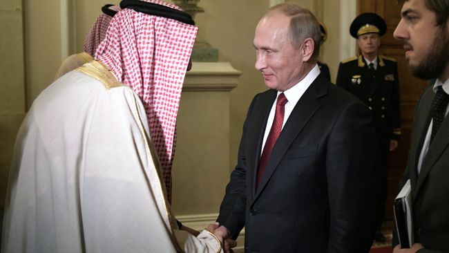 Президент РФ Владимир Путин и король Саудовской Аравии Сальман Бен Абдель Азиз Аль Сауд. 5 октября 2017 Президент РФ Владимир Путин и король Саудовской Аравии Сальман Бен Абдель Азиз Аль Сауд. 5 октября 2017