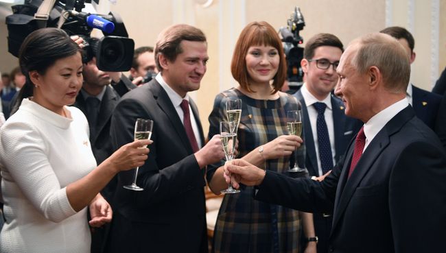 Владимир Путин во время встречи с лауреатами конкурса Учитель года России – 2017. 5 октября 2017 Владимир Путин во время встречи с лауреатами конкурса Учитель года России – 2017. 5 октября 2017