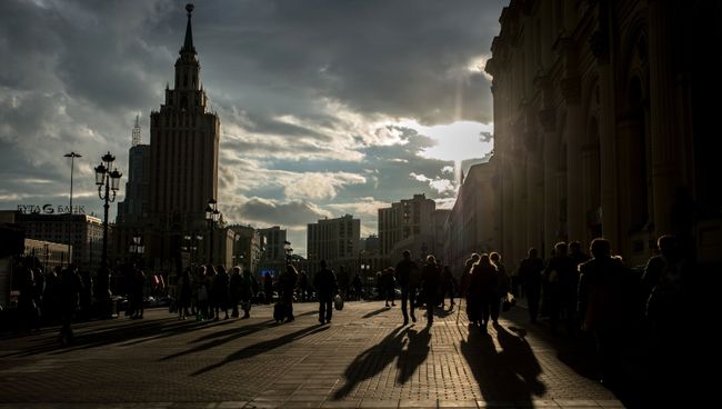 Горожане на площади у Ленинградского вокзала в Москве Горожане на площади у Ленинградского вокзала в Москве