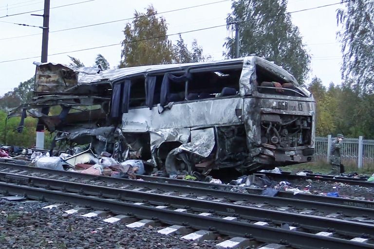 Фрагмент пассажирского автобуса, столкнувшегося c поездом на железнодорожном переезде во Владимирской области. 6 октября 2017 Фрагмент пассажирского автобуса, столкнувшегося c поездом на железнодорожном переезде во Владимирской области. 6 октября 2017