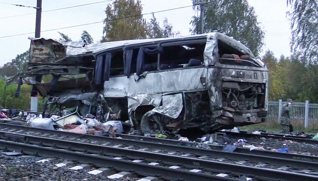 Фрагмент пассажирского автобуса, столкнувшегося c поездом на железнодорожном переезде во Владимирской области. 6 октября 2017 Фрагмент пассажирского автобуса, столкнувшегося c поездом на железнодорожном переезде во Владимирской области. 6 октября 2017
