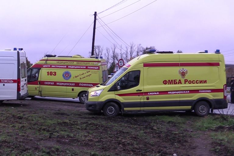 Кареты скорой помощи на месте столкновения пассажирского автобуса c поездом на железнодорожном переезде во Владимирской области. 6 октября 2017 Кареты скорой помощи на месте столкновения пассажирского автобуса c поездом на железнодорожном переезде во Владимирской области. 6 октября 2017