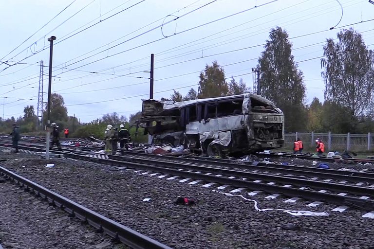 Сотрудники МЧС России на месте столкновения пассажирского автобуса c поездом на железнодорожном переезде во Владимирской области. 6 октября 2017 Сотрудники МЧС России на месте столкновения пассажирского автобуса c поездом на железнодорожном переезде во Владимирской области. 6 октября 2017
