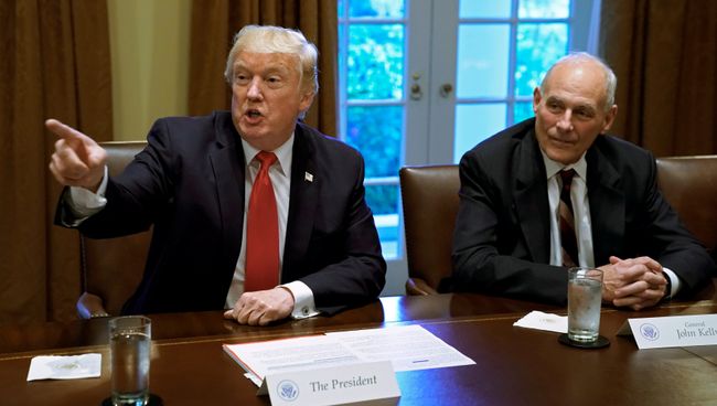 Президент США Дональд Трамп во время брифинга с военачальниками в Белом доме. 5 октября 2017 Президент США Дональд Трамп во время брифинга с военачальниками в Белом доме. 5 октября 2017