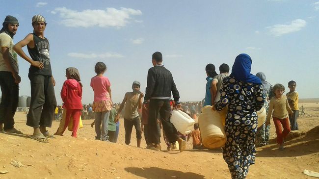 Сирийские беженцы в лагере Рукбан на границе Иордании с Сирией Сирийские беженцы в лагере Рукбан на границе Иордании с Сирией