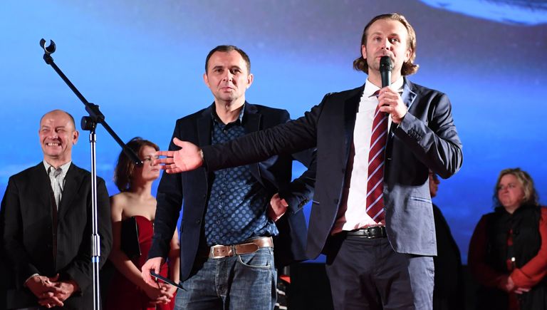 Режиссёры Бакур Бакурадзе (в центре) и Клим Шипенко на премьере фильма Салют-7 в кинотеатре Октябрь Режиссёры Бакур Бакурадзе (в центре) и Клим Шипенко на премьере фильма Салют-7 в кинотеатре Октябрь