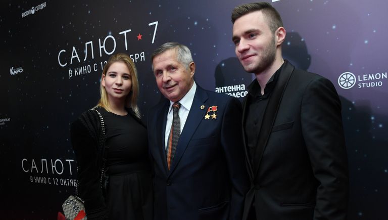 Космонавт Виктор Савиных (в центре) на премьере фильма Салют-7 в кинотеатре Октябрь Космонавт Виктор Савиных (в центре) на премьере фильма Салют-7 в кинотеатре Октябрь