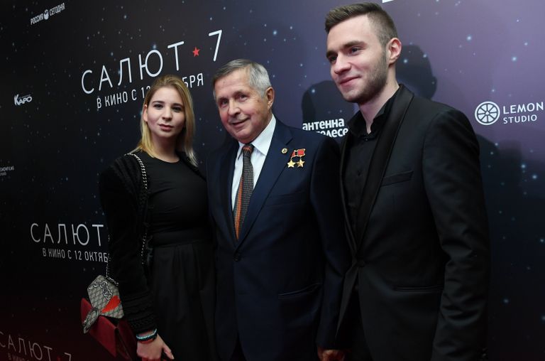 Космонавт Виктор Савиных (в центре) на премьере фильма Салют-7 в кинотеатре Октябрь