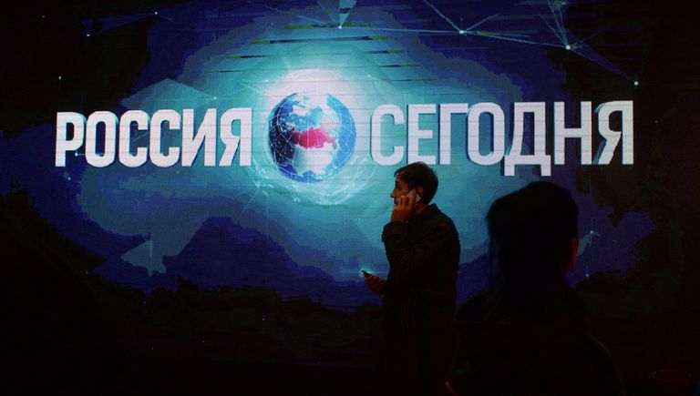 Посетители на фотовыставке МИА Россия сегодня в рамках премьеры фильма Салют-7 в кинотеатре Октябрь Посетители на фотовыставке МИА Россия сегодня в рамках премьеры фильма Салют-7 в кинотеатре Октябрь