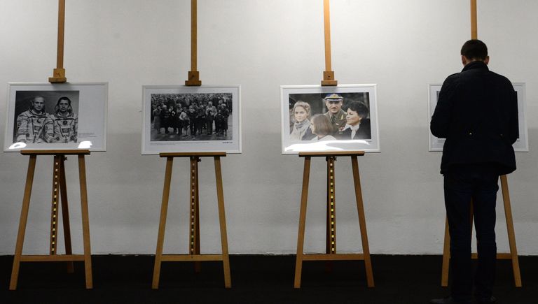 Посетитель на фотовыставке МИА Россия сегодня в рамках премьеры фильма Салют-7 в кинотеатре Октябрь Посетитель на фотовыставке МИА Россия сегодня в рамках премьеры фильма Салют-7 в кинотеатре Октябрь