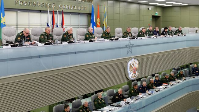 Министр обороны РФ Сергей Шойгу во время очередного селекторного совещания с руководящим составом Вооруженных Сил в Национальном центре управления обороной страны. 6 октября 2017