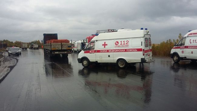 Скорая помощь на месте ДТП с участием автобуса в Коломенском районе Подмосковья. Архивное фото Скорая помощь на месте ДТП с участием автобуса в Коломенском районе Подмосковья. Архивное фото