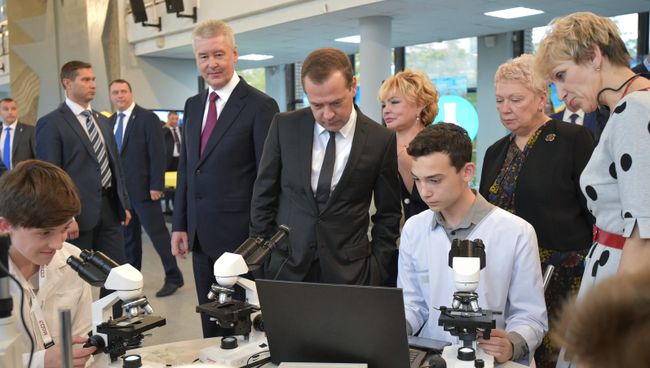Дмитрий Медведев во время посещения образовательного комплекса Воробьёвы горы. 6 октября 2017