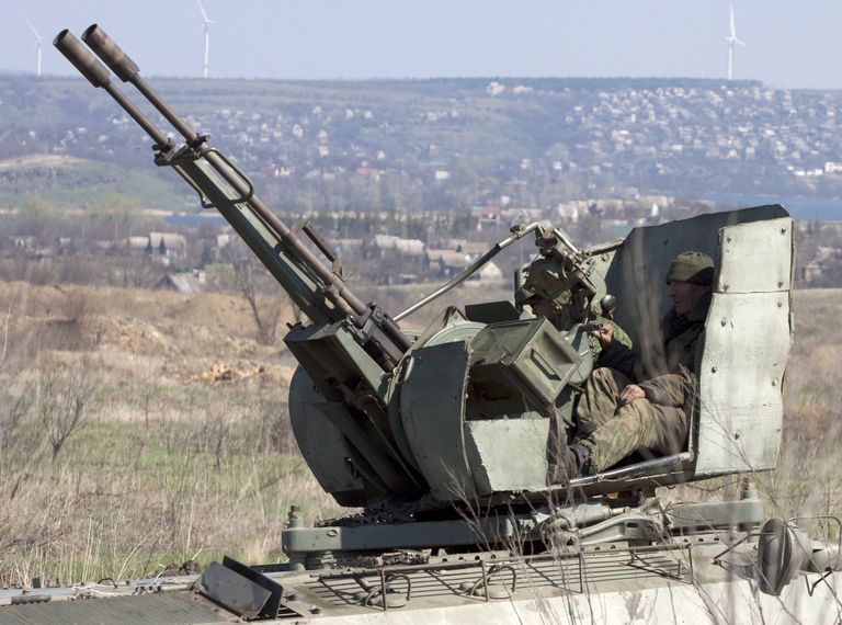 Боец Народной милиции Луганской народной республики во время стрельбы из спаренной зенитной установки ЗУ-23-2 в ходе тактических учений в Луганской области Боец Народной милиции Луганской народной республики во время стрельбы из спаренной зенитной установки ЗУ-23-2 в ходе тактических учений в Луганской области