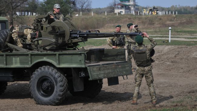 Военнослужащие во время стрельб из спаренной зенитной установки в рамках обучения пограничной комендатуры быстрого реагирования Шквал стрельбе из тяжелого вооружения. Архивное фото Военнослужащие во время стрельб из спаренной зенитной установки в рамках обучения пограничной комендатуры быстрого реагирования Шквал стрельбе из тяжелого вооружения. Архивное фото
