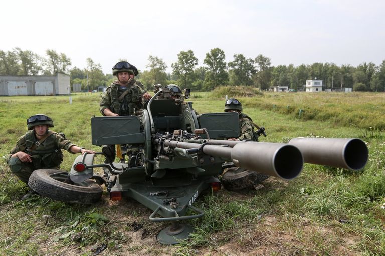 Военнослужащие у зенитной установки ЗУ-23 во время военных учений в Ульяновской области Военнослужащие у зенитной установки ЗУ-23 во время военных учений в Ульяновской области