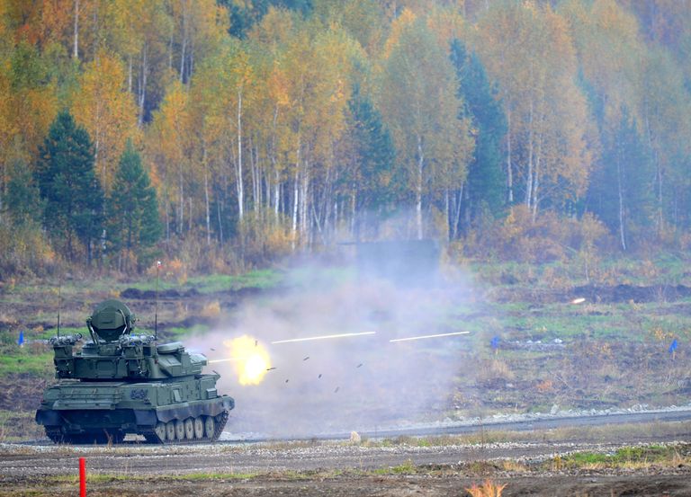 Зенитная самоходная установка Шилка на выставке вооружений Russian Expo Arms-2013 Зенитная самоходная установка Шилка на выставке вооружений Russian Expo Arms-2013