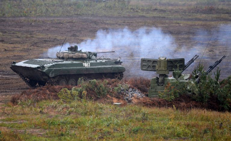 Зенитный пушечно-ракетный комплекс 2С6 Тунгуска и БМП - 2 во время совместных стратегических учений Запад-2017 Зенитный пушечно-ракетный комплекс 2С6 Тунгуска и БМП - 2 во время совместных стратегических учений Запад-2017